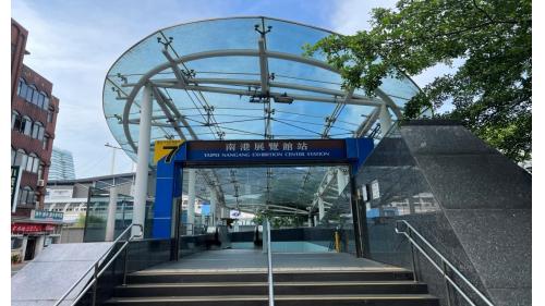 南港展覽館站於2009年7月通車啟用。南港展覽館站為目前台北捷運東側最重要之轉運站，同時也是台北捷運系統唯一雙路線端點車站，車站外設有南港展覽館，館內不定期設有各式展覽、活動等等。【圖/7號出口，誠正國中（富康街1巷16弄）】
