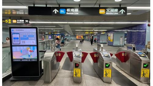 南港展覽館站為地上地下各三層車站，設有8處出入口，地下一樓為轉乘通道層，地下二樓為板南線大廳層，地下三樓為板南線月台層，地上一樓為文湖線大廳層，地上三樓為文湖線月台層，兩月台各設有島式月台及全高式月台門。在南港展覽館站內多處皆設有公共藝術。
&nbsp;
&nbsp;
&nbsp;
&nbsp;