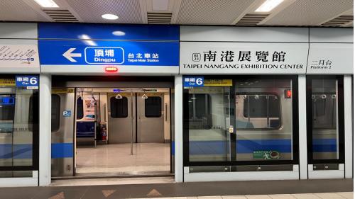 南港展覽館站為地上地下各三層車站，設有8處出入口，地下一樓為轉乘通道層，地下二樓為板南線大廳層，地下三樓為板南線月台層，地上一樓為文湖線大廳層，地上三樓為文湖線月台層，兩月台各設有島式月台及全高式月台門。在南港展覽館站內多處皆設有公共藝術。【一月台板南線往頂埔/亞東醫院方向；二月台板南線往頂埔/亞東醫院方向】