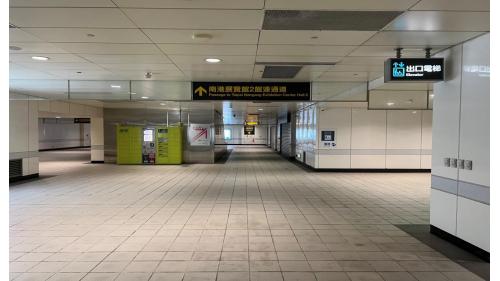 南港展覽館站為地上地下各三層車站，設有8處出入口，地下一樓為轉乘通道層，地下二樓為板南線大廳層，地下三樓為板南線月台層，地上一樓為文湖線大廳層，地上三樓為文湖線月台層，兩月台各設有島式月台及全高式月台門。在南港展覽館站內多處皆設有公共藝術。【一月台板南線往頂埔/亞東醫院方向；二月台板南線往頂埔/亞東醫院方向】