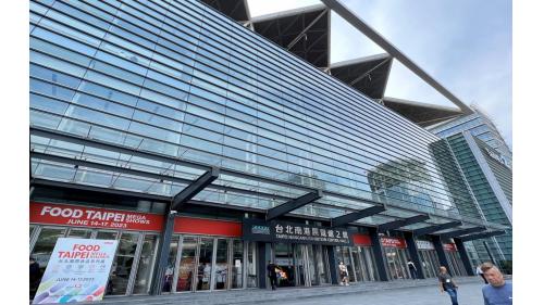 南港展覽館站為目前台北捷運東側最重要之轉運站，同時也是台北捷運系統唯一雙路線端點車站，車站外設有南港展覽館，館內不定期設有各式展覽、活動等等。