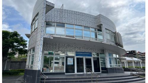 南港展覽館站為地上地下各三層車站，設有8處出入口，地下一樓為轉乘通道層，地下二樓為板南線大廳層，地下三樓為板南線月台層，地上一樓為文湖線大廳層，地上三樓為文湖線月台層，兩月台各設有島式月台及全高式月台門。
&nbsp;
