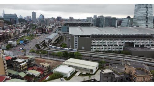 內湖機廠為文湖線的主要機廠，位在台北市南港區經貿一路，於2009年7月4日隨著內湖線通車而正式投入調度，機廠全長約600公尺、寬約120公尺，面積約為7.11公頃，廠內設有13條停車軌及1條修理用軌等，可容納13輛列車。機廠主要功能以維修保養內湖線之車輛，設施設有維修工廠、儲車大樓、行控中心、機電站、列車清洗區、底盤清洗房及主變電站等。
&nbsp;