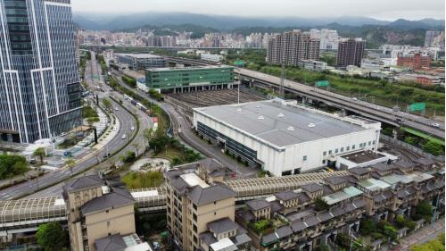 內湖機廠為文湖線的主要機廠，位在台北市南港區經貿一路，於2009年7月4日隨著內湖線通車而正式投入調度，機廠全長約600公尺、寬約120公尺，面積約為7.11公頃，廠內設有13條停車軌及1條修理用軌等，可容納13輛列車。機廠主要功能以維修保養內湖線之車輛，設施設有維修工廠、儲車大樓、行控中心、機電站、列車清洗區、底盤清洗房及主變電站等。