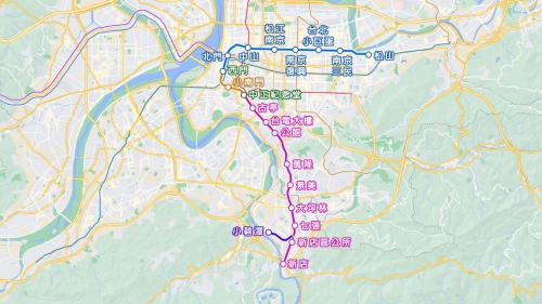 松山新店線路線代號為G，代表色為綠色，於1998年12月中正紀念堂站至古亭站路段正式通車啟用，2014年全線完工啟用，起於新店站，訖於松山車站，全線採用傳統鋼輪鋼軌高運量捷運系統，軌距為1,435公釐，建設長度為21.3公里，營運長度為21.3公里。松山新店線以西門站與中正紀念堂站作為分界，分為新店線、小南門線及松山線，另於七張站設有一小碧潭支線。
&nbsp;
