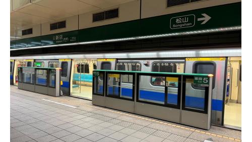 新店站為地下一層車站，設有1處出入口，車站一樓為大廳層，地下一樓為月台層，為一島式月台，並設有半高式月台門。【圖/二月台，往松山方向；新店站起站，一、二月台均為往松山方向】
&nbsp;