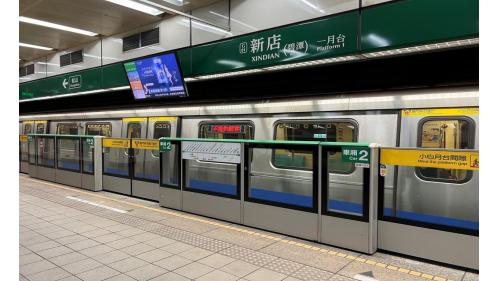 新店站為地下一層車站，設有1處出入口，車站一樓為大廳層，地下一樓為月台層，為一島式月台，並設有半高式月台門。【圖/一月台，往松山方向；新店站起站，一、二月台均為往松山方向】
&nbsp;