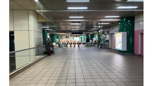新店站為地下一層車站，設有1處出入口，車站一樓為大廳層，地下一樓為月台層，為一島式月台，並設有半高式月台門。
&nbsp;