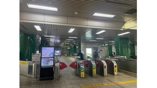 新店站為地下一層車站，設有1處出入口，車站一樓為大廳層，地下一樓為月台層，為一島式月台，並設有半高式月台門。【圖/二月台，往松山方向；新店站起站，一、二月台均為往松山方向】
&nbsp;