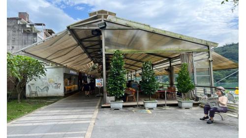 新店站位於北宜路上，於1999年11月啟用，為松山新店線之端點車站，車站附近有碧潭風景區，於碧潭風景區可體驗划船樂趣，或於碧潭吊橋上欣賞湖光水色。【圖/碧潭風景區】
&nbsp;