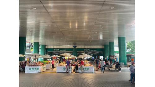 新店站位於北宜路上，於1999年11月啟用，為松山新店線之端點車站，車站附近有碧潭風景區，於碧潭風景區可體驗划船樂趣，或於碧潭吊橋上欣賞湖光水色。
&nbsp;