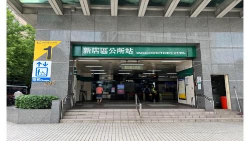 新店區公所站為地下二層車站，設有2處出入口，出口1位於車站西側、出口2位於車站東側，無障礙電梯位於出口1。出口1有聯合開發大樓。【圖/1號出口，北新路一段，捷運共構住宅大樓】
&nbsp;