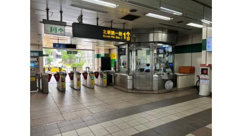 新店區公所站為地下二層車站，設有2處出入口，一樓為大廳層，設有出入口、車站大廳、詢問處、自動售票機、驗票閘門、洗手間(位於站體西側付費區內)。
&nbsp;