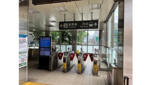 新店區公所站為地下二層車站，設有2處出入口，一樓為大廳層，設有出入口、車站大廳、詢問處、自動售票機、驗票閘門、洗手間(位於站體西側付費區內)。
&nbsp;