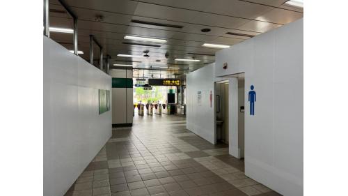 新店區公所站為地下二層車站，設有2處出入口，一樓為大廳層，設有出入口、車站大廳、詢問處、自動售票機、驗票閘門、洗手間(位於站體西側付費區內)。
&nbsp;