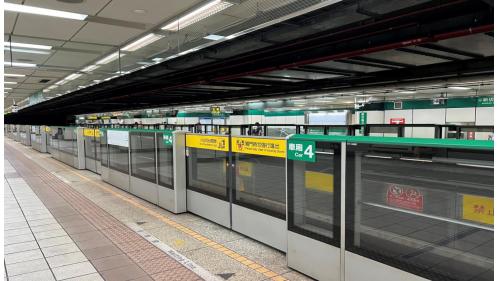 新店區公所站為地下二層車站，設有2處出入口，一樓為大廳層，地下一樓為月台層，地下二樓為月台連通道，供旅客選擇乘車方向，設有二座側式月台及半高式月台門。【圖/二月台，松山新店線 往松山方向】
&nbsp;