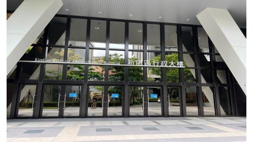 新店區公所站編號為G02，位在北新路一段，於1999年11月啟用，車站設有一出口可通往至聯合開發大樓，於附近設有新店行政園區，園區內設有各公家機關及國民運動中心。
&nbsp;