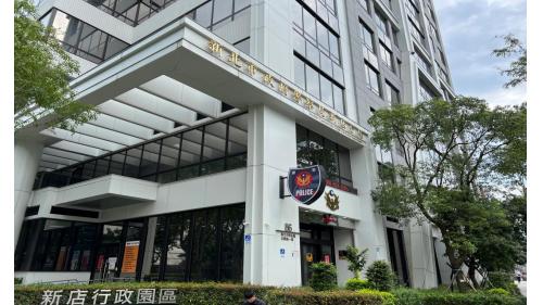 新店區公所站編號為G02，位在北新路一段，於1999年11月啟用，車站設有一出口可通往至聯合開發大樓，於附近設有新店行政園區，園區內設有各公家機關及國民運動中心。
&nbsp;