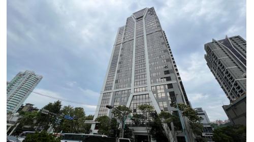 新店區公所站編號為G02，位在北新路一段，於1999年11月啟用，車站設有一出口可通往至聯合開發大樓，於附近設有新店行政園區，園區內設有各公家機關及國民運動中心。
&nbsp;