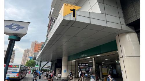 七張站為地下二層車站，設有2處出入口，一樓為大廳層，地下一樓為月台層，地下二樓為月台連通道，可供旅客選擇乘車方向，設有2座側式月台及半高式月台門。出口1位於車站東側、出口2位於西北方。
&nbsp;