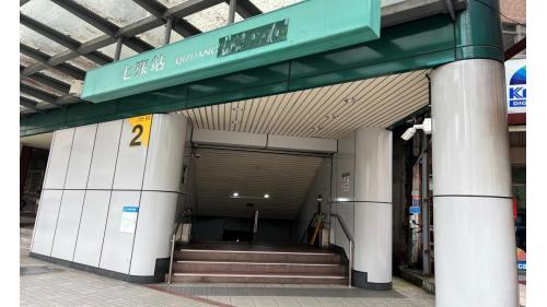 七張站為地下二層車站，設有2處出入口，一樓為大廳層，地下一樓為月台層，地下二樓為月台連通道，可供旅客選擇乘車方向，設有2座側式月台及半高式月台門。出口1位於車站東側、出口2位於西北方。
&nbsp;