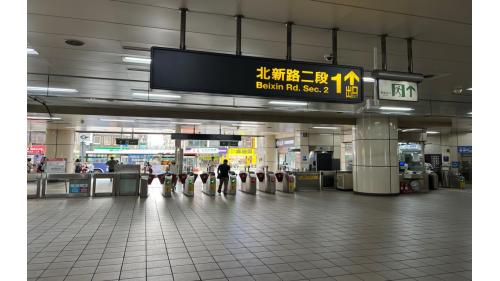 七張站為地下二層車站，一樓為大廳層，設車站大廳、詢問處、自動售票機、驗票閘門、洗手間（站體西側付費區內）。
&nbsp;