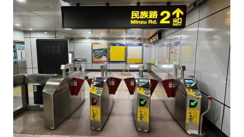 七張站為地下二層車站，一樓為大廳層，設車站大廳、詢問處、自動售票機、驗票閘門、洗手間（站體西側付費區內）。
&nbsp;