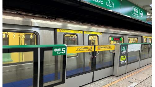 七張站為地下二層車站，地下二樓為月台層，設有2座側式月台及半高式月台門。【圖/二月台，往新店方向。亦是往小碧支線乘車處，旅客需至二月台前三節車站搭乘前往小碧潭。】
&nbsp;