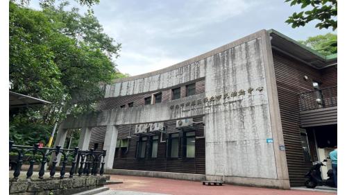七張站為小碧潭之轉乘站，車站編號為G03，位於北新路二段，於1999年11月通車啟用，由於小碧潭支線並未增設專屬月台，因而與七張站共用使用同一月台，兩線透過袋狀軌調度。七張站於車站附近設有原野公園，為附近民眾休閒好去處。
&nbsp;