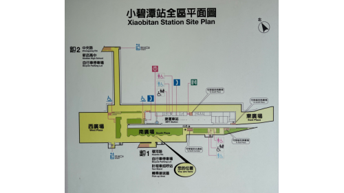 小碧潭站為地上四層車站，設有2處出入口，地上四樓為大廳層及月台層，設有一側式月台，於一樓設有可直達四樓月台層之戶外電扶梯，高達14.45公尺以及16.52公尺，為台灣戶外手扶梯之最。
&nbsp;