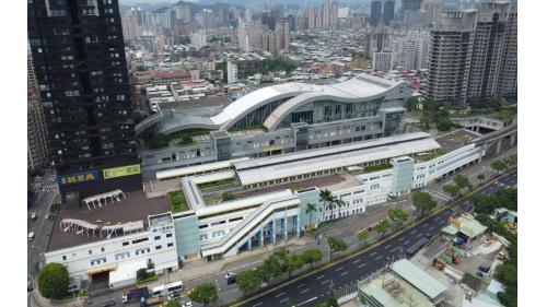 小碧潭站編號為G03A，副站名為新店高中，位於環河路上，於2004年9月通車，車站與新店機廠共構，於2號出口可前往京站時尚廣場，廣場內設有各式店家，為聚餐逛街的好去處。
&nbsp;