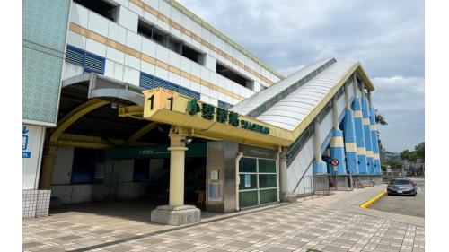 小碧潭站為地上四層車站，設有2處出入口，地上四樓為大廳層及月台層，設有一側式月台，於一樓戶外設有可直達四樓月台層之手扶梯。
&nbsp;