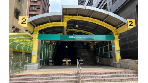 小碧潭站為地上四層車站，設有2處出入口，地上四樓為大廳層及月台層，設有一側式月台，於一樓戶外設有可直達四樓月台層之手扶梯。
&nbsp;