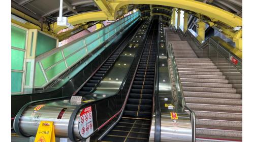 小碧潭站為地上四層車站，設有2處出入口，地上四樓為大廳層及月台層，設有一側式月台，於一樓設有可直達四樓月台層之戶外電扶梯，高達14.45公尺以及16.52公尺，為台灣戶外手扶梯之最。
&nbsp;