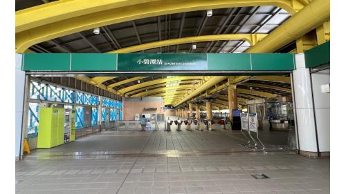 小碧潭站為地上四層車站，設有2處出入口，地上四樓為大廳層及月台層，設有一側式月台，於一樓戶外設有可直達四樓月台層之手扶梯。
&nbsp;