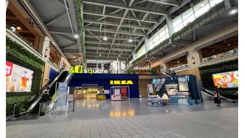 小碧潭站編號為G03A，副站名為新店高中，位於環河路上，於2004年9月通車，車站與新店機廠共構，於2號出口可前往京站時尚廣場，廣場內設有各式店家，為聚餐逛街好去處。
&nbsp;