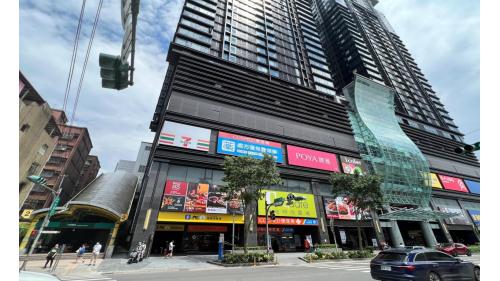 小碧潭站編號為G03A，副站名為新店高中，位於環河路上，於2004年9月通車，車站與新店機廠共構，於2號出口可前往京站時尚廣場，廣場內設有各式店家，為聚餐逛街好去處。
&nbsp;