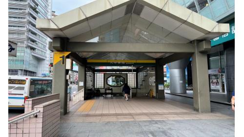 大坪林站為地下4層車站，設有5處出入口，出口1位於車站西側、出口2位於車站南側、出口3、4位於車站北側、出口5位於車站東側，無障礙電梯位於出口3；此外出口3、4與聯合開發大樓共構。環狀線通車後啟用出口5。
&nbsp;