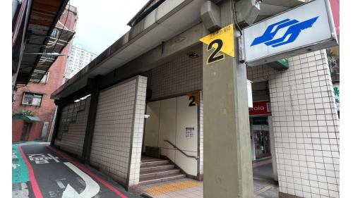 大坪林站為地下4層車站，設有5處出入口，出口1位於車站西側、出口2位於車站南側、出口3、4位於車站北側、出口5位於車站東側，無障礙電梯位於出口3；此外出口3、4與聯合開發大樓共構。環狀線通車後啟用出口5。
&nbsp;