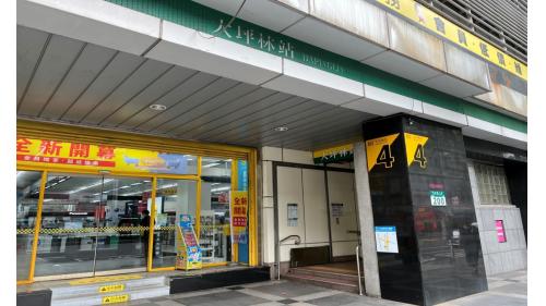 大坪林站為地下4層車站，設有5處出入口，出口1位於車站西側、出口2位於車站南側、出口3、4位於車站北側、出口5位於車站東側，無障礙電梯位於出口3；此外出口3、4與聯合開發大樓共構。環狀線通車後啟用出口5。
&nbsp;