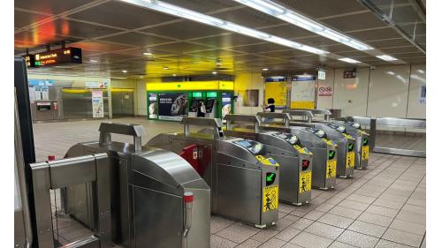 大坪林站為地下4層車站，設有5處車站大廳、 詢問處、自動售票機、驗票閘門、洗手間（站體北側付費區外(近出口)／環狀線付費區內各一座）
&nbsp;
