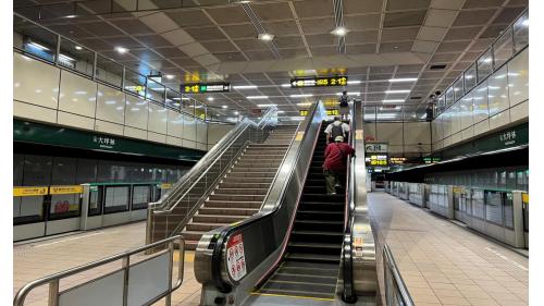 大坪林站為地下4層車站，設有5處出入口，地下一樓為大廳層，地下二樓為松山新店線月台，設有一島式月台及半高式月台門。
&nbsp;