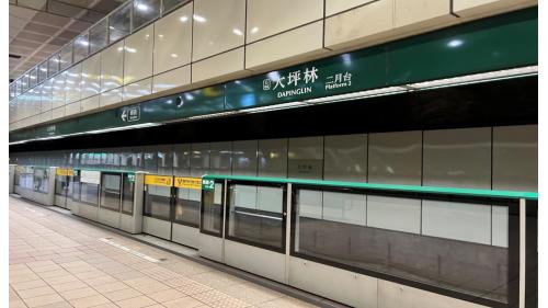 大坪林站為地下4層車站，設有5處出入口，地下一樓為大廳層，地下二樓為松山新店線月台，地下四樓為環狀線月台，松山新店線設有一島式月台及半高式月台門。【圖/二月台，往新店方向】
&nbsp;