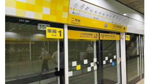 大坪林站為地下4層車站，設有5處出入口，地下一樓為大廳層，地下四樓為環狀線月台，環狀線為一島式月台，設有全高式月台門。【圖/全高式月台門】
&nbsp;