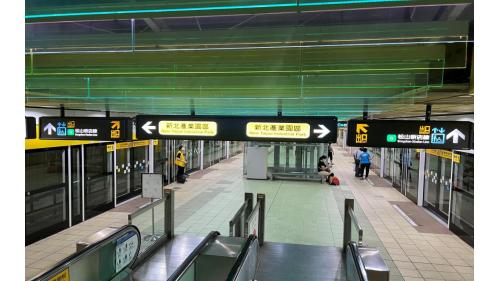 大坪林站為地下4層車站，設有5處出入口，地下一樓為大廳層，地下四樓為環狀線月台，環狀線為一島式月台，設有全高式月台門。
&nbsp;