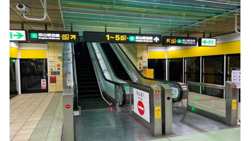 大坪林站為地下4層車站，設有5處出入口，地下一樓為大廳層，地下二樓為松山新店線月台，地下四樓為環狀線月台，環狀線為一島式月台，設有全高式月台門。
&nbsp;