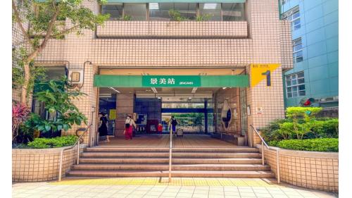 景美站為地下二層車站，設有3處出入口，地下一樓為大廳層，地下二樓為月台層，設有島式月台，並設有半高式月台門。【圖/1號出口，景行綜合大樓（羅斯福路東側） ，此出口設有捷運共構辦公大樓】
&nbsp;
