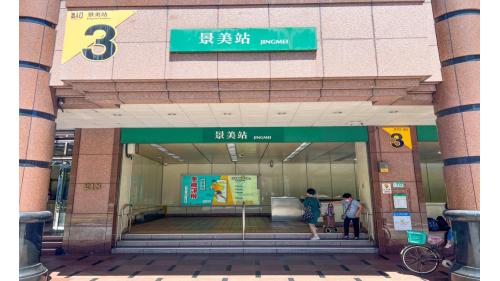 景美站為地下二層車站，設有3處出入口，地下一樓為大廳層，地下二樓為月台層，設有島式月台，並設有半高式月台門。【圖/3號出口，位於羅斯福路西側、景福街口，出口設有捷運共構住宅大樓】
&nbsp;