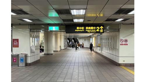 景美站為地下二層車站，設有3處出入口，地下一樓為大廳層，設有半車站大廳、詢問處、自動售票機、驗票閘門、洗手間（站體南側付費區外，近出口1）。
&nbsp;