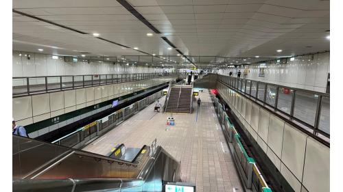 景美站為地下二層車站，設有3處出入口，地下一樓為大廳層，地下二樓為月台層，設有島式月台，並設有半高式月台門。【圖/島式月台一座】
&nbsp;